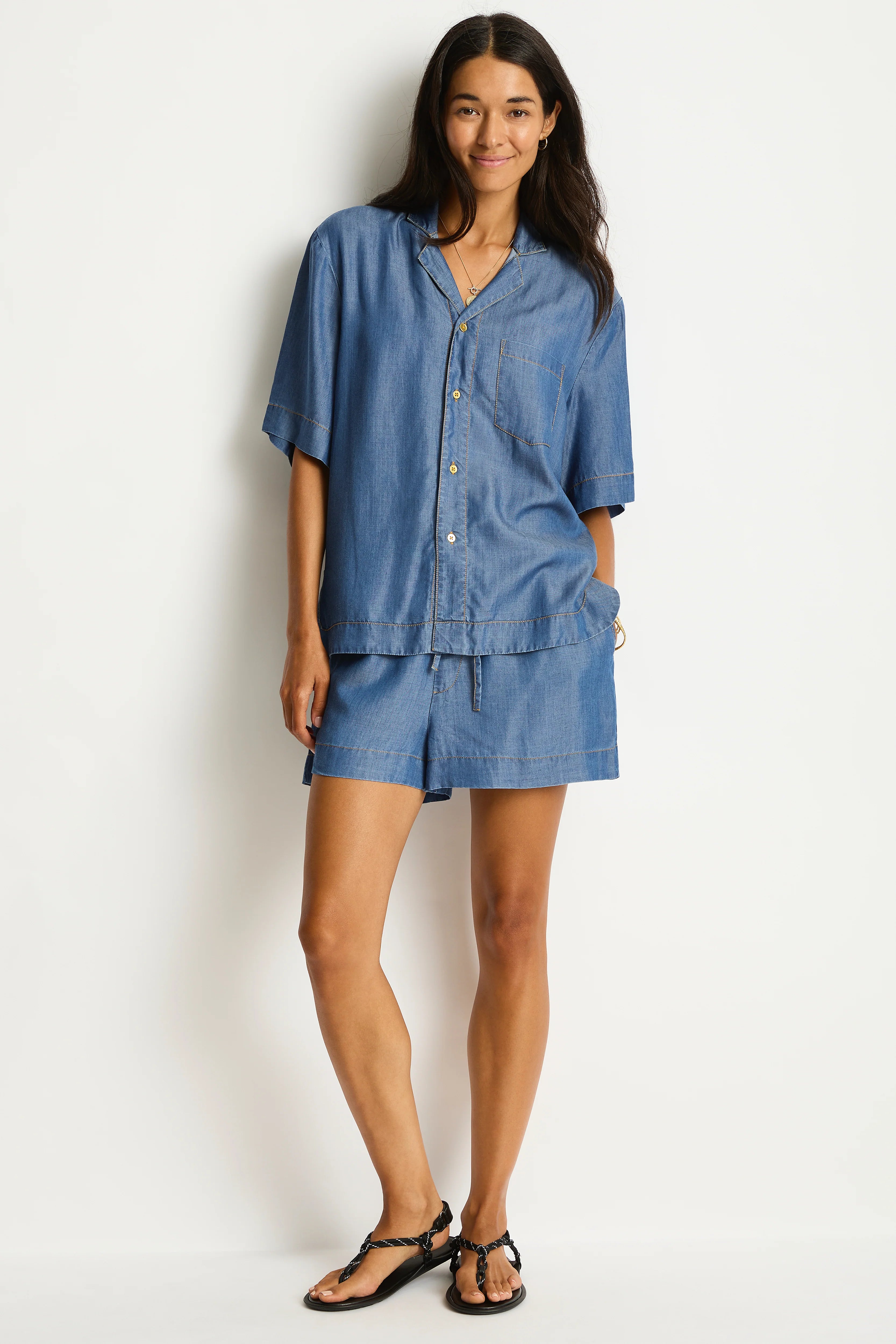 Relaxed cropped fit
Button through 
Pocket
Short Resort sleeve
Curved side hem
Contrast top stitching detail