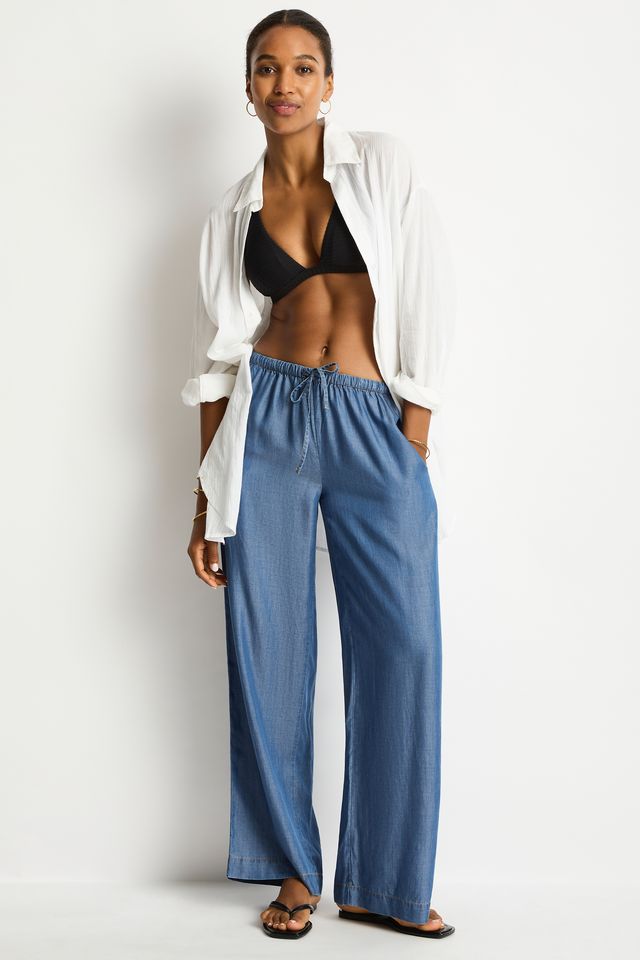 Side and back pockets
Wide leg pant
Drawstring cord and elastic waist
Contrast top stitching detail
