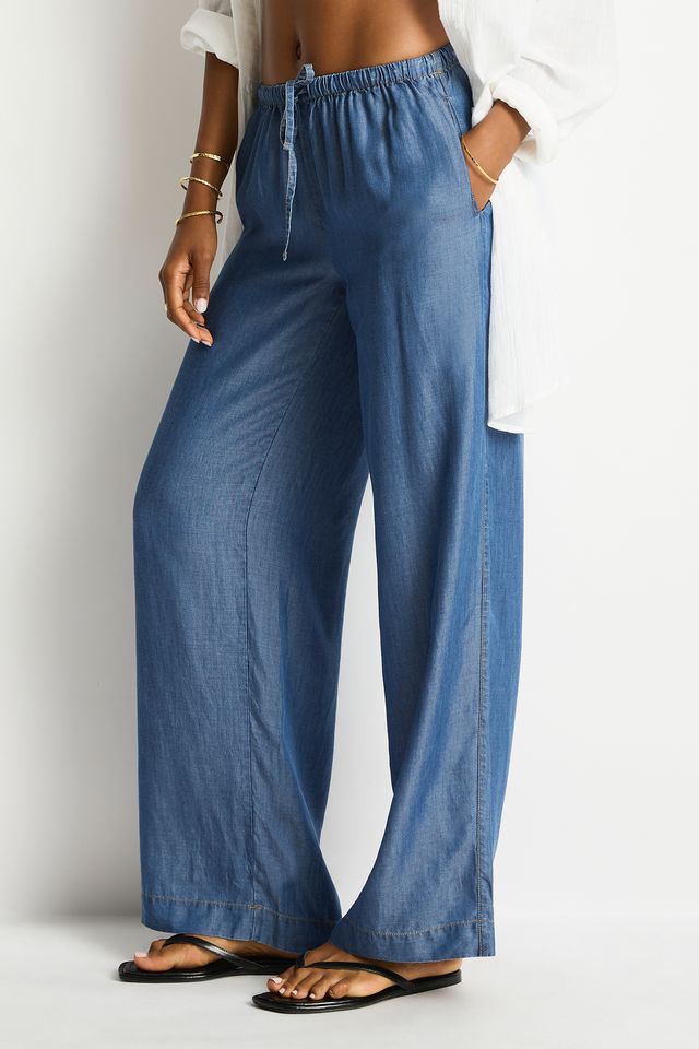 Side and back pockets
Wide leg pant
Drawstring cord and elastic waist
Contrast top stitching detail