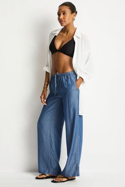 Side and back pockets
Wide leg pant
Drawstring cord and elastic waist
Contrast top stitching detail