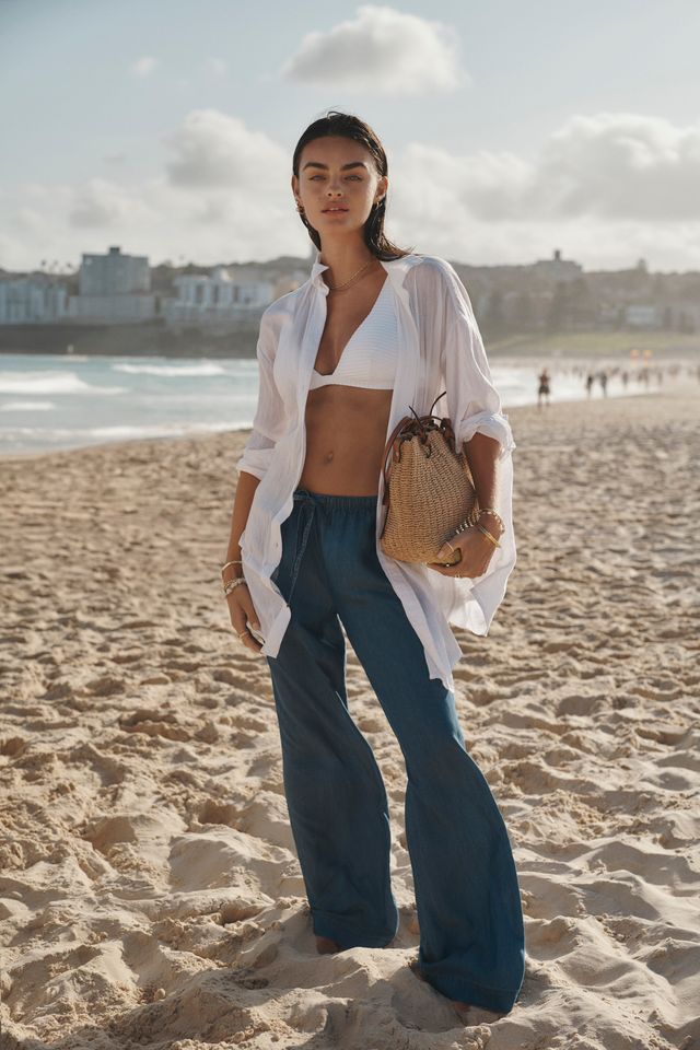 Side and back pockets
Wide leg pant
Drawstring cord and elastic waist
Contrast top stitching detail