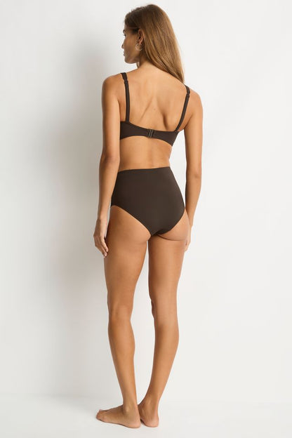 High waisted
Moderate bottom coverage
Gathered side detail
Powermesh lining for front & back support