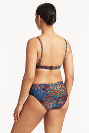 Hunter is printed on Sea Level's Eco recycled base which has a sleek and soft hand feel, and is designed for the ultimate comfort and support.  Mid rise waist Powermesh lining for fron