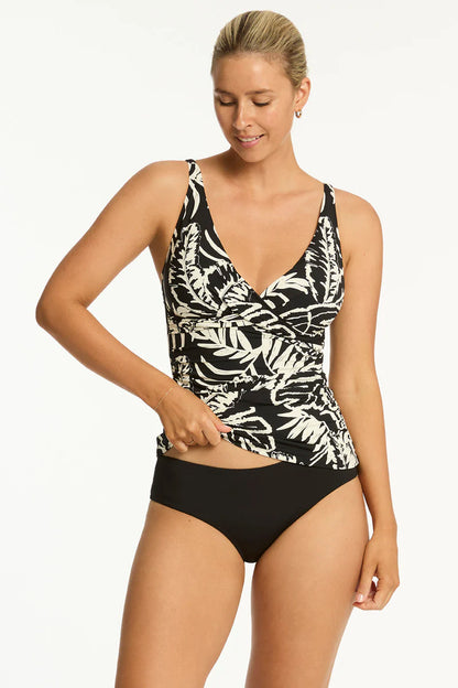 Singlet top only
Multifit bust - best suited for cups A-DD
Fixed soft cup support
Adjustable & convertible straps - adjust for comfort & to ensure the perfect fit
Side boning for shape & side support
Powemesh lining for front support only