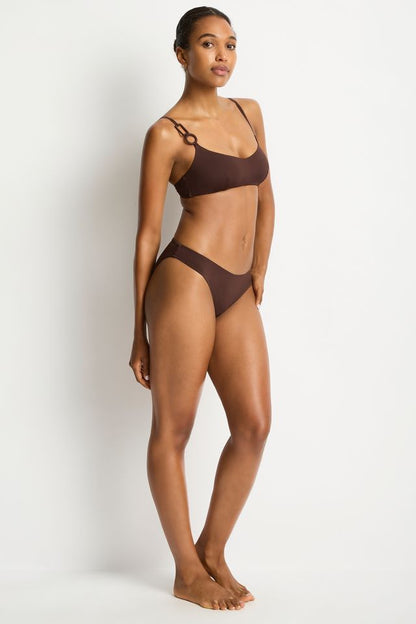 Best suited for cups A-D
Removable soft cups - remove cups to give more depth if you have a larger bust
Geometric multi ring detail
Butterfly back clip
Adjustable & convertible straps - adjust for comfort & to ensure the perfect fit
Powermesh lining for front & back support