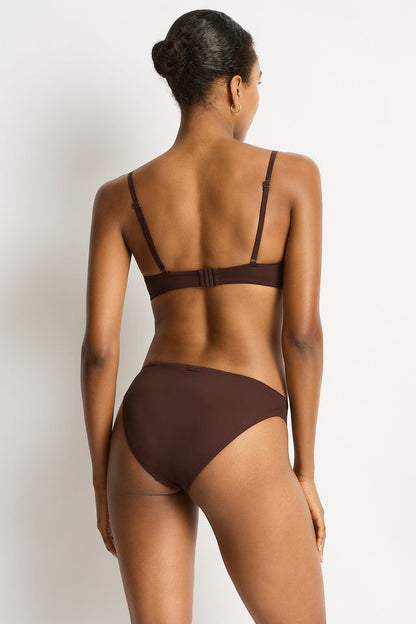 Best suited for cups A-D
Removable soft cups - remove cups to give more depth if you have a larger bust
Geometric multi ring detail
Butterfly back clip
Adjustable & convertible straps - adjust for comfort & to ensure the perfect fit
Powermesh lining for front & back support