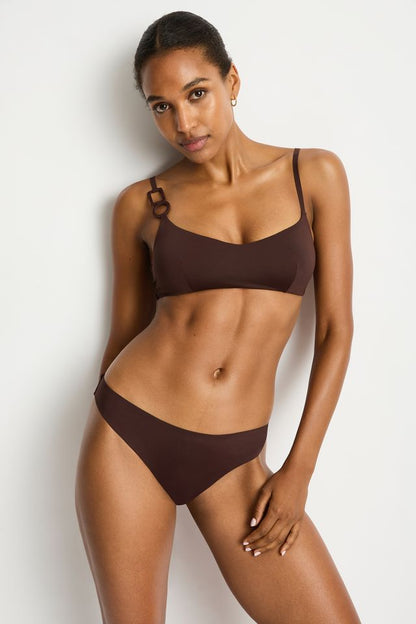 Best suited for cups A-D
Removable soft cups - remove cups to give more depth if you have a larger bust
Geometric multi ring detail
Butterfly back clip
Adjustable & convertible straps - adjust for comfort & to ensure the perfect fit
Powermesh lining for front & back support