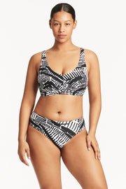 Pampas is Sea Level's nature-themed take on graphic lines and bold stripes. Our Pampas swim collection is made with Eco recycled shell, internal linings and power mesh. Each swim suit contains over 70% recycled materials.  Best suited for cups E to F Hidden underwire support Adjustable & convertible straps - adjust for comfort & to ensure the perfect fit Adjustable back e-hook, to ensure a good fit underbust Side boning for shape & side support Powermesh lining for front & back support