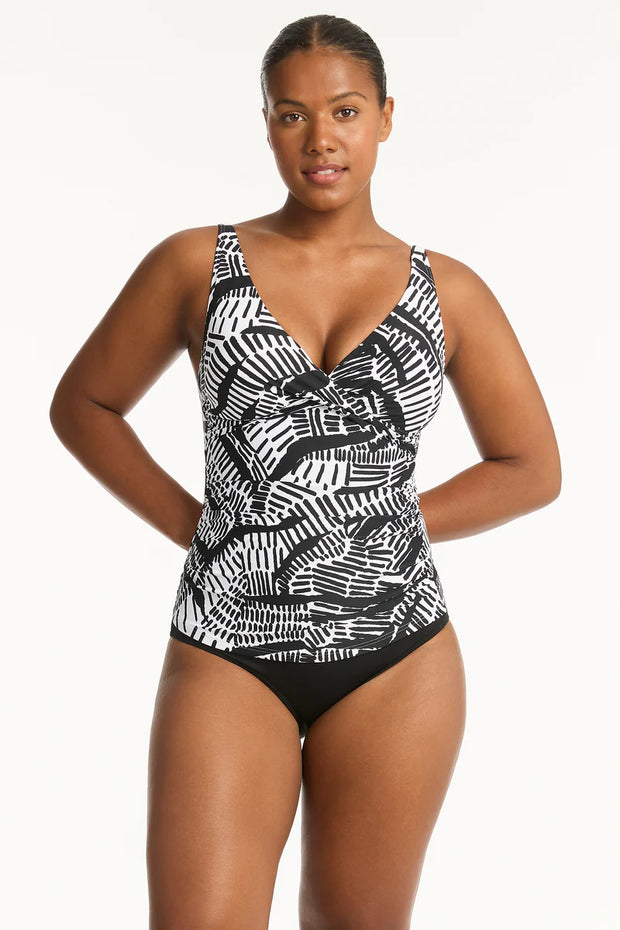 Pampas is Sea Level's nature-themed take on graphic lines and bold stripes. Our Pampas swim collection is made with Eco recycled shell, internal linings and power mesh. Each swim suit contains over 70% recycled materials.  Singlet top only  Multifit bust - best suited for cups A to DD Fixed soft cup support Adjustable & convertible straps - adjust for comfort & to ensure the perfect fit Powermesh lining for front & back support