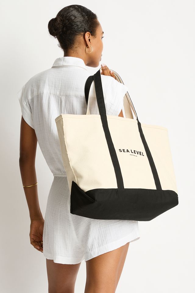 Heavy weight cotton canvas
Double handle
Sea Level logo print
Gold logo pin
Base and handle contrast
Internal pocket
Hard base
Large tote size