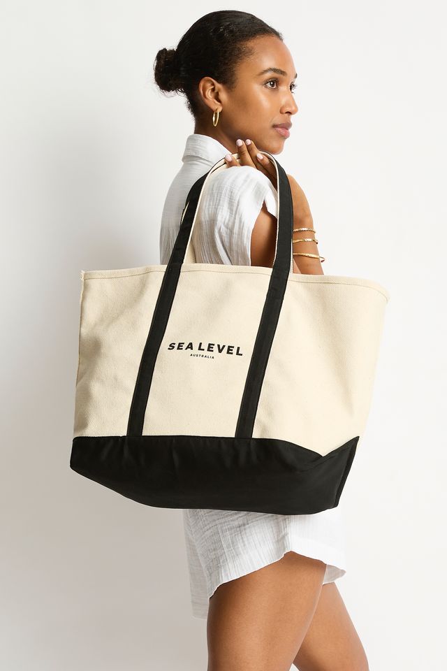 Heavy weight cotton canvas
Double handle
Sea Level logo print
Gold logo pin
Base and handle contrast
Internal pocket
Hard base
Large tote size