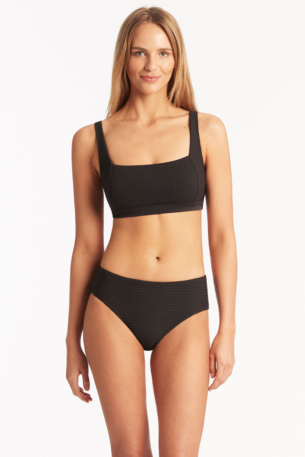 Hidden underwire Removable soft cups - remove cups to give more depth if you have a larger bust Adjustable & convertible straps - adjust for comfort & to ensure the perfect fit Adjustable back e-hook, to ensure a good fit underbust Side boning for shape & side support Powermesh lining for front & back support
