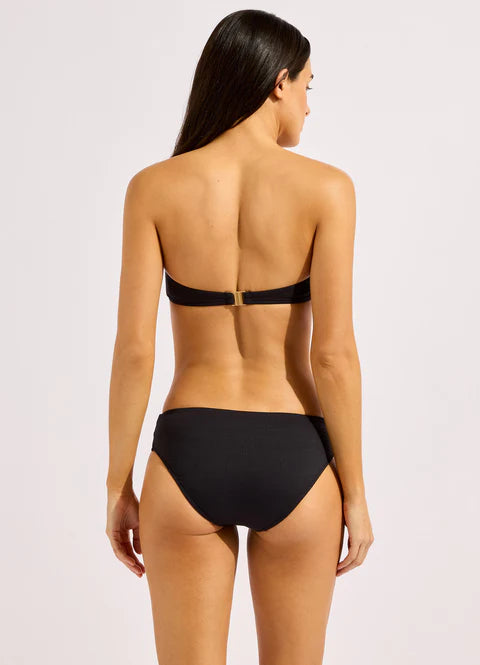 Low Legline
Regular Pant Coverage
Contrast Bind