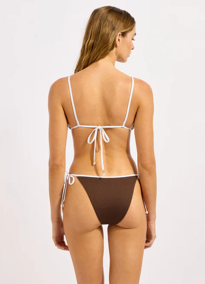 Removable Cups For Shape And Support
Contrast Bind
Adjustable & Convertible Straps For Fit Versatility
Tie Back For Fit Versatility
Fabric: 72% Nylon / 28% Elastane
