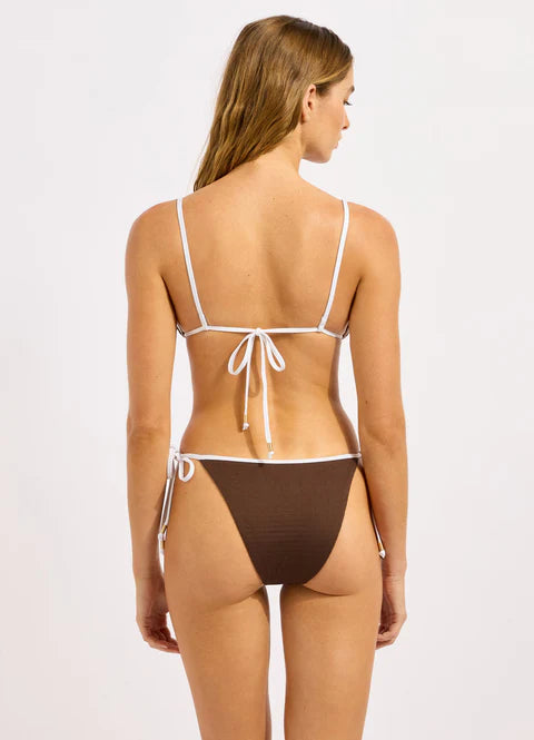 Removable Cups For Shape And Support
Contrast Bind
Adjustable & Convertible Straps For Fit Versatility
Tie Back For Fit Versatility
Fabric: 72% Nylon / 28% Elastane