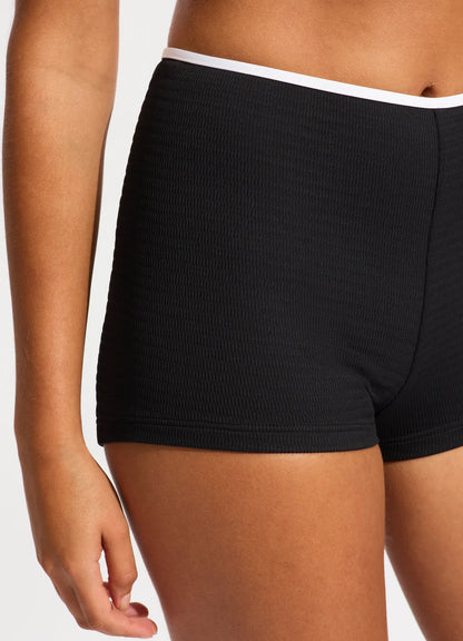 Full Pant Coverage
Boyleg Legline
Contrast Bind
Fabric: 75% Recycled Nylon/ 25% Elastane