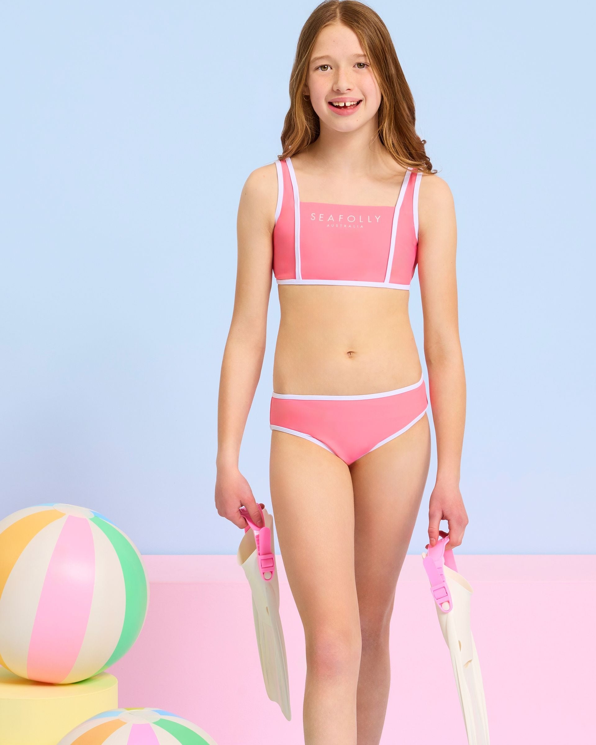 Crop top style
Contrasting piping detail
Wide, fixed shoulder straps
Seafolly Girls branding on front
Matching hipster pant