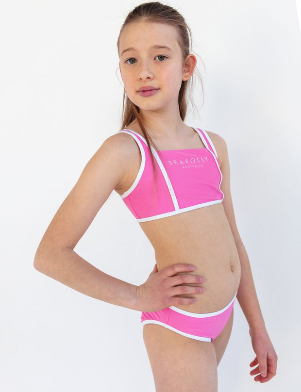 This is a set!
Crop top style
Contrasting piping detail
Wide, fixed shoulder straps
Seafolly Girls branding on front
Matching hipster pant
Made from: 80% Polyester / 20% Elastane