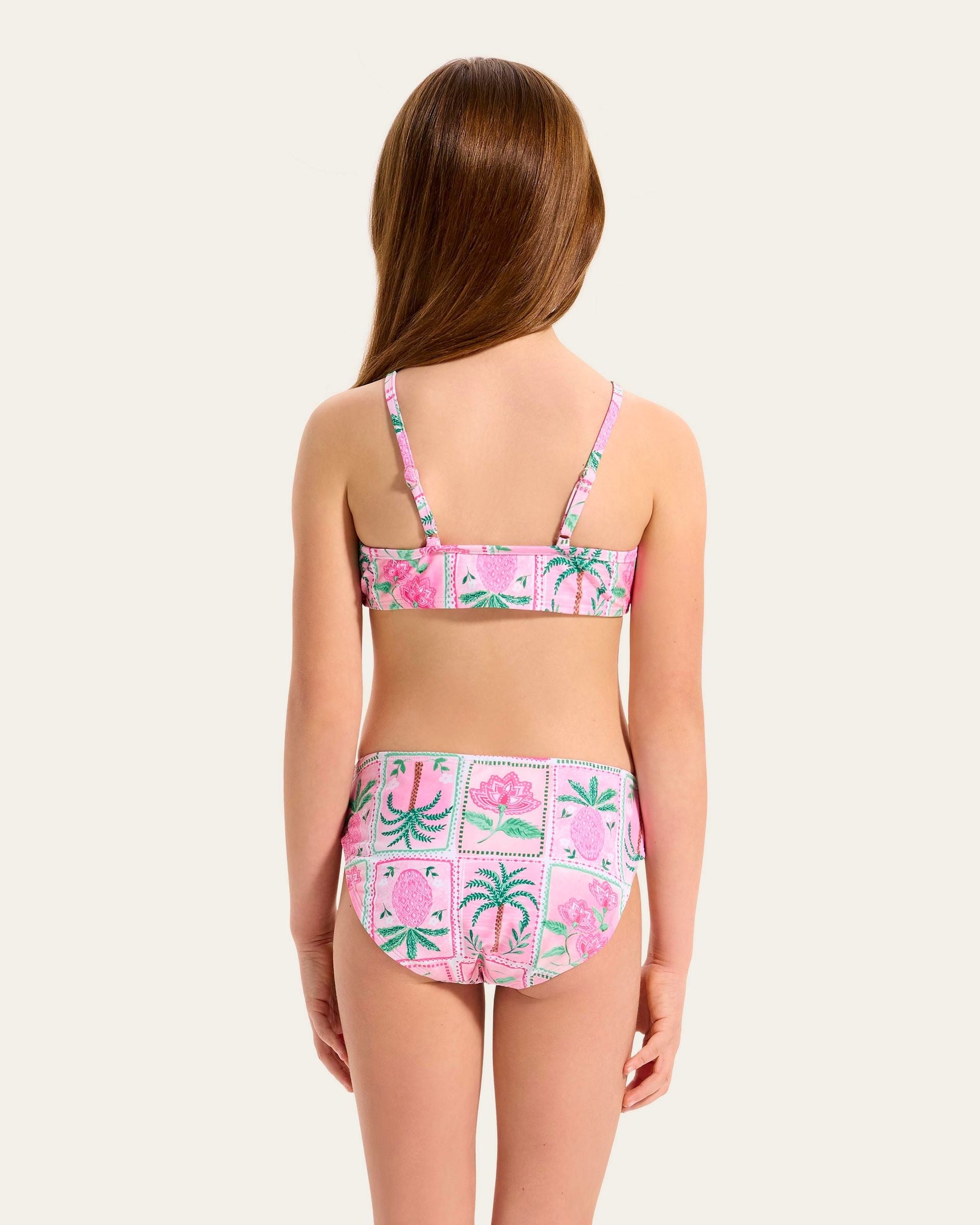 Square Neckline
Pull Over Style
Adjustable Straps For The Perfect Fit
Crop Style
Fabric: 82% Polyester / 18% Lycra Xtralife