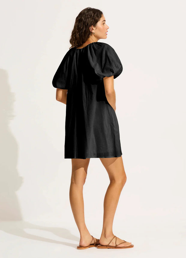 Mini Length
Drawstring Neck Tie
Soft Elasticated Sleeve Hem
Short Sleeve
Side Pockets