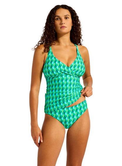 Wrap Front Detail For Extra Coverage
Removable Cups For Shape And Support
Side Boning For Shape Definition
Adjustable & Convertible Straps For Fit Versatility
Fabric: 80% Nylon / 20% Elastane