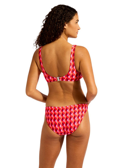 Removable Cups For Shape And Support
Ring Detail To Elevate Design
Back Clip Closure
Fabric: 80% Nylon / 20% Elastane