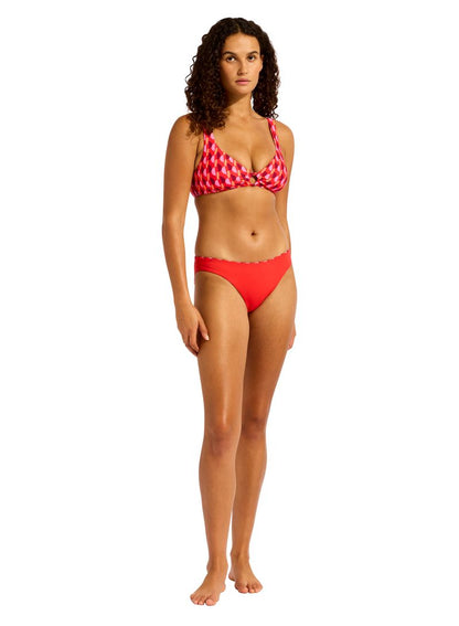 Removable Cups For Shape And Support
Ring Detail To Elevate Design
Back Clip Closure
Fabric: 80% Nylon / 20% Elastane