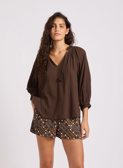 Hip length
Crew neckline
Relaxed fit
Full length sleeve
Rib cuff
Embroidered logo detail