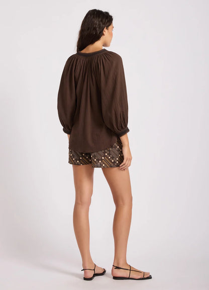 Hip length
Crew neckline
Relaxed fit
Full length sleeve
Rib cuff
Embroidered logo detail