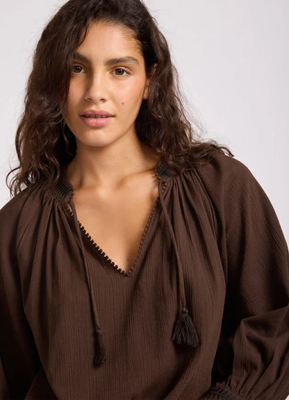 Hip length
Crew neckline
Relaxed fit
Full length sleeve
Rib cuff
Embroidered logo detail
