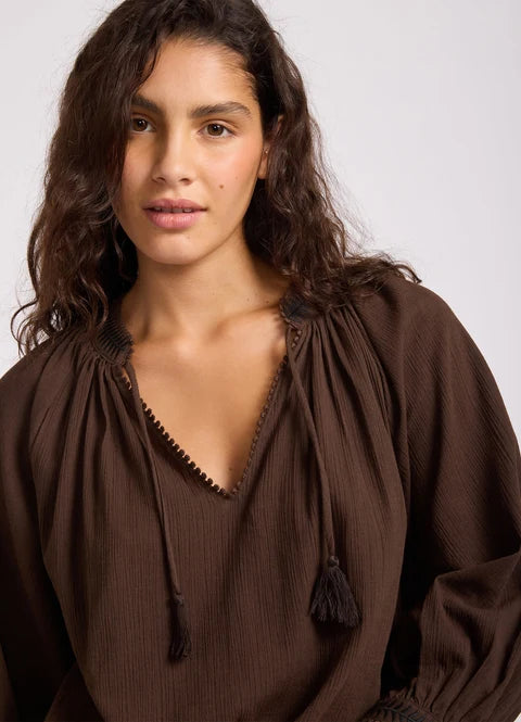 Hip length
Crew neckline
Relaxed fit
Full length sleeve
Rib cuff
Embroidered logo detail