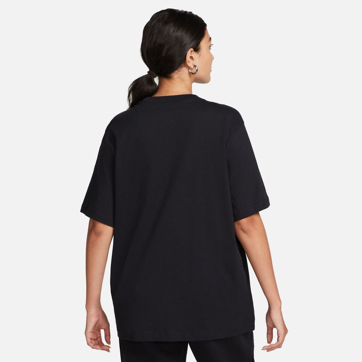 Say hello to your go-to cotton tee. Slightly dropped shoulder seams and a loose fit make it comfortable enough to wear around the house yet elevated enough to wear out in the city.  More Details