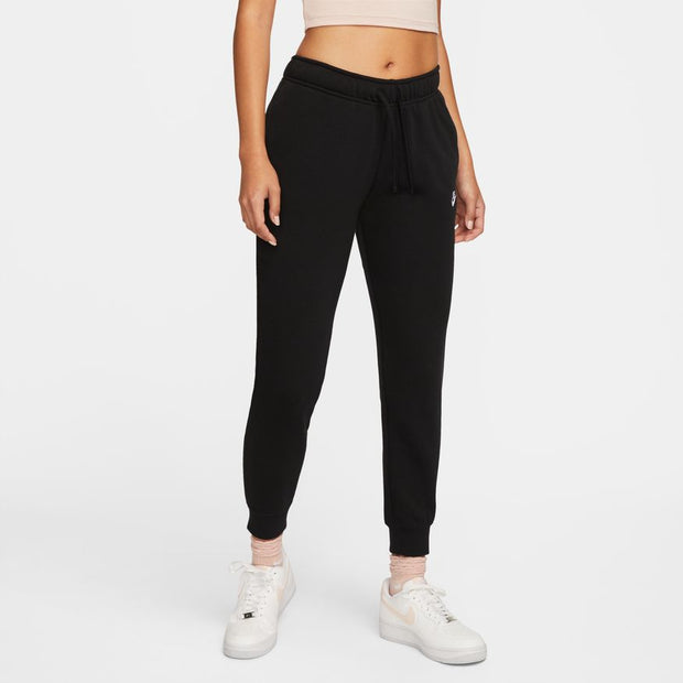 Nike Sportswear Club Fleece Women's Mid-Rise Joggers Club Fleece, universally loved for its coziness and consistency, is for everyone. These mid-rise Club Fleece pants have a soft, familiar feel that makes it easy to stay warm and comfortable.