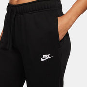 Nike Sportswear Club Fleece Women's Mid-Rise Joggers Club Fleece, universally loved for its coziness and consistency, is for everyone. These mid-rise Club Fleece pants have a soft, familiar feel that makes it easy to stay warm and comfortable.