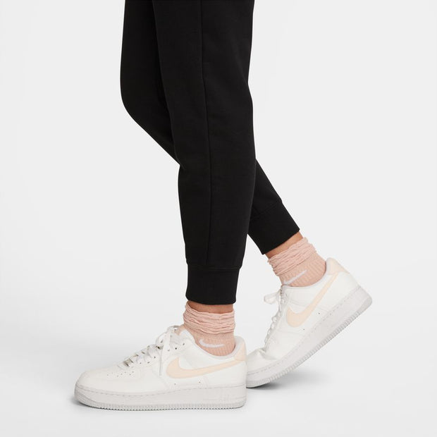 Nike Sportswear Club Fleece Women's Mid-Rise Joggers Club Fleece, universally loved for its coziness and consistency, is for everyone. These mid-rise Club Fleece pants have a soft, familiar feel that makes it easy to stay warm and comfortable.