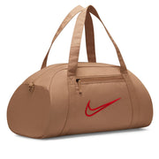 The Nike Gym Club Duffel Bag has a lightweight design that's easy to carry and holds all your belongings in one spacious spot. Durable fabric—plus 2 extra pockets—keeps you ready to train wherever your workout takes you