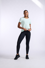 1. Hybrid short sleeve 2. Durable moisture-wicking fabric 3. Underarm gusset 4. Relaxed fit and longer length 5. Silicone 2XU logo