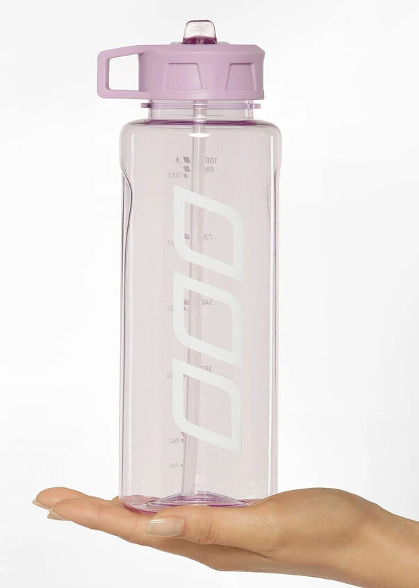 Stay hydrated during all your intense workouts with the Icons Classic 1L Water Bottle. The easy flip straw and lid handle make it easy to carry around with you and drink from, whilst the clear bottle makes it easy to monitor your water intake. 