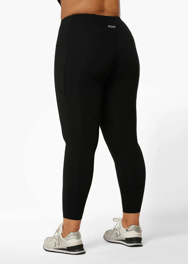 Upgrade your wardrobe with the Ultra Amy Thermal Tech Ankle Biter Leggings. A new take on a classic, these leggings feature soft brushed lining that traps your body heat to keep you warm on the coldest of days. They also have a new internal drawcord, phone pockets, gusset and compressive feel. 