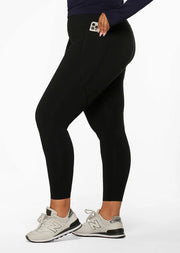 Upgrade your wardrobe with the Ultra Amy Thermal Tech Ankle Biter Leggings. A new take on a classic, these leggings feature soft brushed lining that traps your body heat to keep you warm on the coldest of days. They also have a new internal drawcord, phone pockets, gusset and compressive feel. 