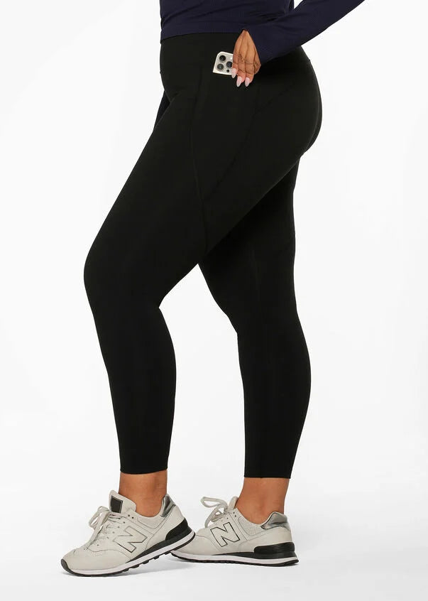 Upgrade your wardrobe with the Ultra Amy Thermal Tech Ankle Biter Leggings. A new take on a classic, these leggings feature soft brushed lining that traps your body heat to keep you warm on the coldest of days. They also have a new internal drawcord, phone pockets, gusset and compressive feel. 
