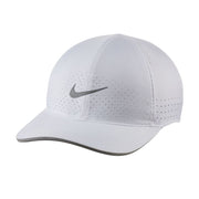 Stay covered on your runs with the Nike Dri-FIT Aerobill Featherlight Cap. Its ventilated design provides cooling, while an adjustable back strap allows you to choose your fit
