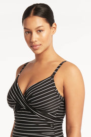 Underwire bra sheath with removable soft cups - remove cups to give more depth if you have a larger bust Adjustable & convertible straps - adjust for comfort & to ensure the perfect fit Boning for shape & side support Powermesh lining for front & back support
